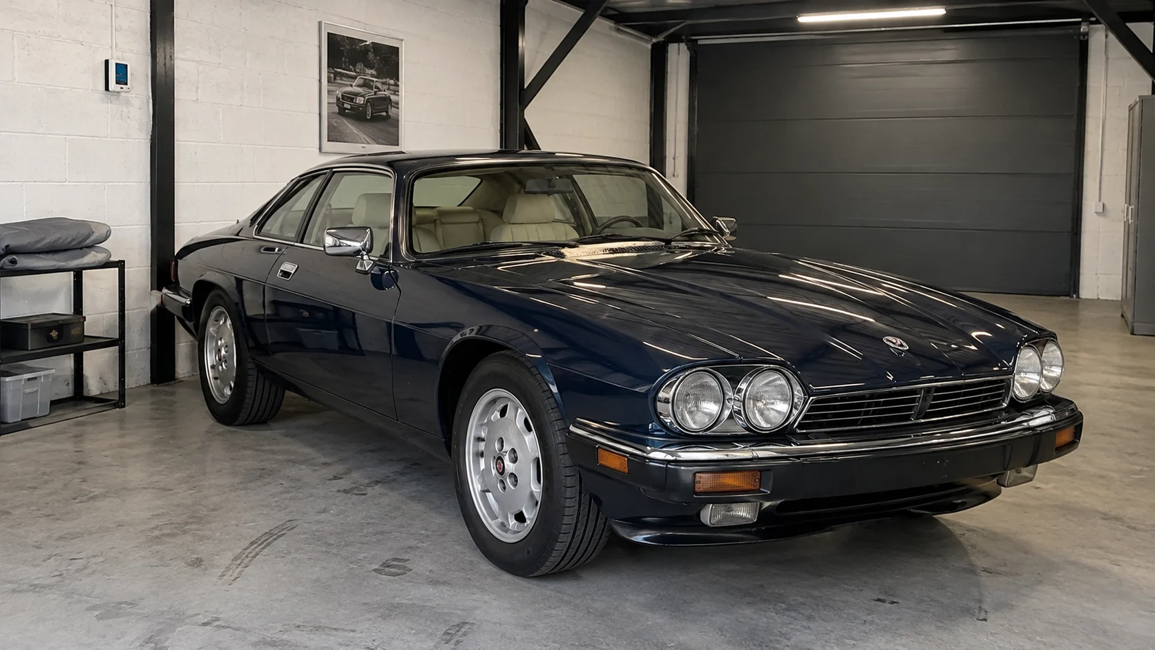 Donkerblauwe Jaguar in een individuele garagebox